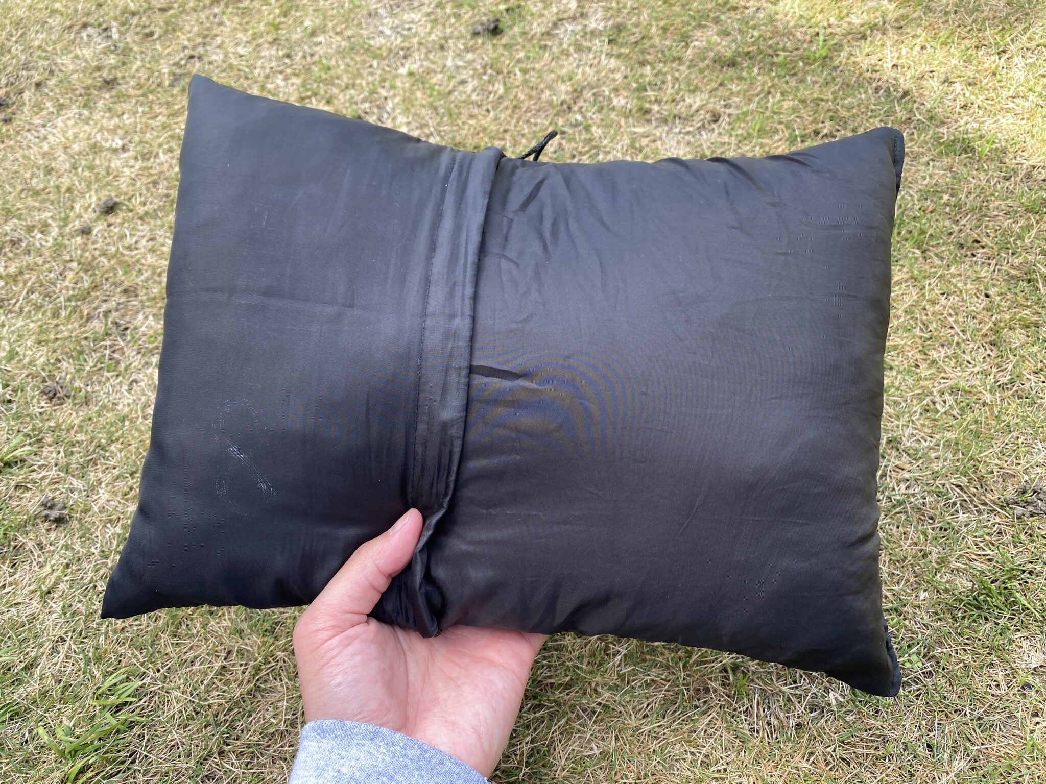 【ワークマンキャンプギア】激安キャンピングピロー！キャンプ枕はこれで十分！？ あきとぶ